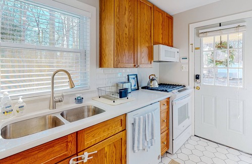 Berlin Casa | Secluded dog-friendly home with deck, large lawn, streaming, washer/dryer, & AC