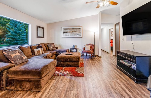 Easton Cabina | Secluded Dog-Friendly Home W/ Acreage, Free WiFi, Full Kitchen & More!