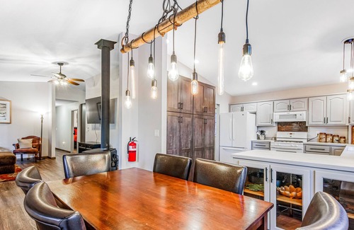 Easton Cabina | Secluded Dog-Friendly Home W/ Acreage, Free WiFi, Full Kitchen & More!