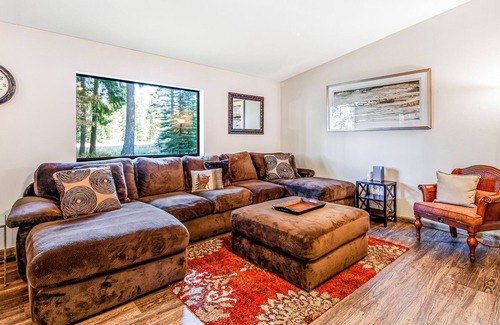 Easton Cabina | Secluded Dog-Friendly Home W/ Acreage, Free WiFi, Full Kitchen & More!