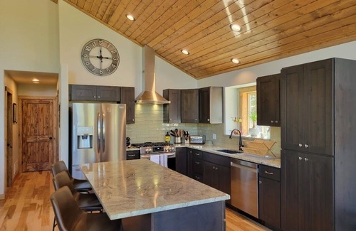 Valley of the Sun Casa | Secluded, dog-friendly mountain getaway with amazing views and huge deck!