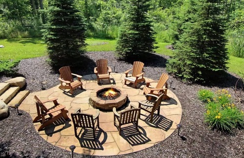 Fennville Casa | Secluded dog-friendly cabin on 10 acres - hot tub & game room!