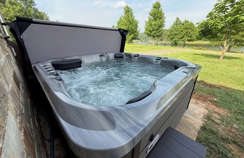 Cherokee County Cabina | Cabaña aislada en Este de Texas con jacuzzi, estanque, senderos y RV opcional