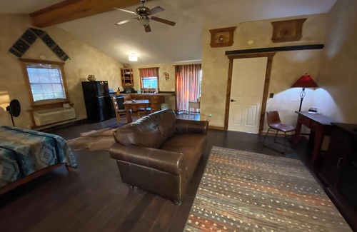 Paluxy Cabina | Secluded Escape with scenic views & hot tub