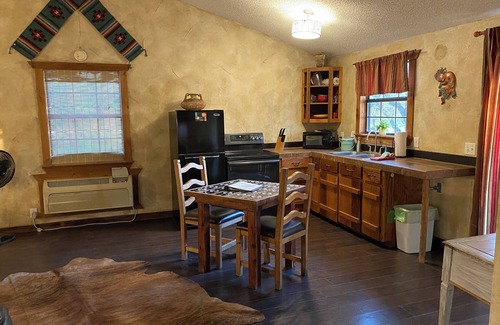 Paluxy Cabina | Secluded Escape with scenic views & hot tub