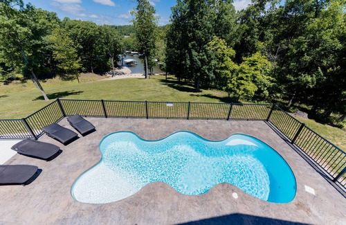 Lake Ozark Casa | Secluded Family Resort Sleeps 25 people! Handicap accessible! Private Beach!
