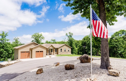 Lake Ozark Casa | Secluded Family Resort Sleeps 25 people! Handicap accessible! Private Beach!