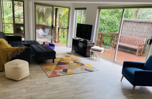 Newport Casa | Secluded family treehouse, 6 minutes from stunning Bungan Beach