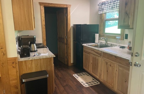 Elkin Cabina | Secluded farm cabin-private 100 acre retreat in Yadkin Valley Wine region