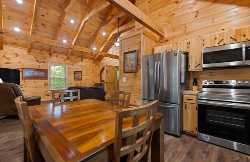 Primrose Cabina | Secluded, forested, new cabin, 2-BR, 2-BA, Hot Tub, Wi-Fi, Smart TV's