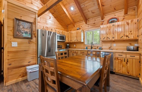 Primrose Cabina | Secluded, forested, new cabin, 2-BR, 2-BA, Hot Tub, Wi-Fi, Smart TV's