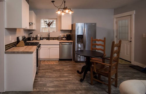 Vancouver Casa | Nueva gema aislada 3bd / 2Bth con bañera de hidromasaje, aire acondicionado y auto check-in