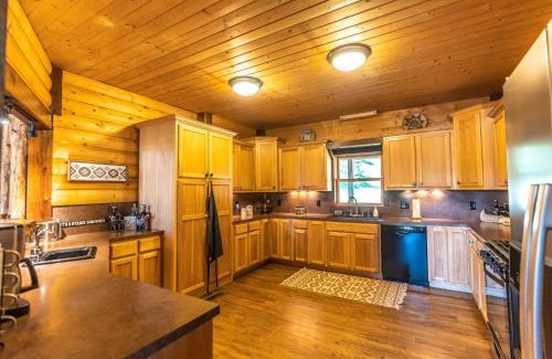 Ennice Casa | Secluded Getaway- 10 Mins to Blue Ridge Parkway, Sleeps 8, Hot Tub, Fire Pit