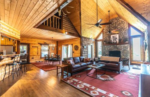 Ennice Casa | Secluded Getaway- 10 Mins to Blue Ridge Parkway, Sleeps 8, Hot Tub, Fire Pit
