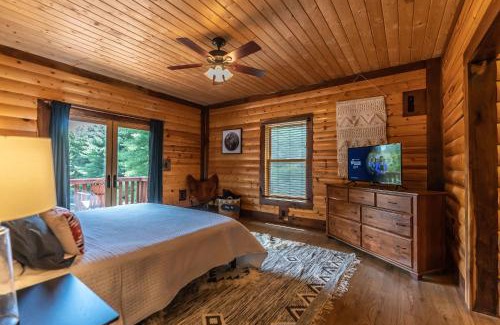 Ennice Casa | Secluded Getaway- 10 Mins to Blue Ridge Parkway, Sleeps 8, Hot Tub, Fire Pit
