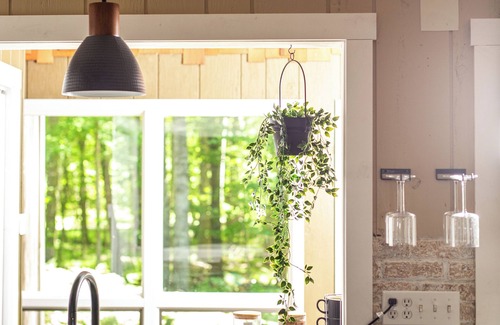Canadian Lakes Cabina | Secluded getaway- Screened in porch with hot tub