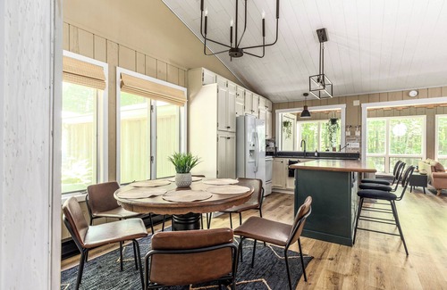 Canadian Lakes Cabina | Secluded getaway- Screened in porch with hot tub