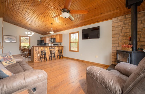 Steelville Cabina | Secluded Getaway with Private Meramec River Access and Floating