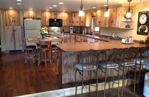 Essex Cabina | Aislado Glacier Meadow Log Home $ 300. 00 - $ 400. 00 por noche