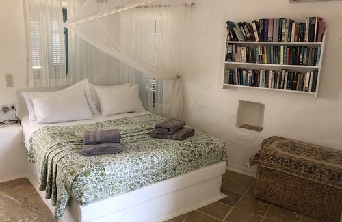 Skinaria Otro | Secluded hamlet - "apart in your togetherness"