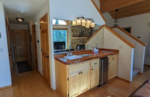 Ronald Cabina | Secluded Haven: Cabin w/beautiful mountain & lake views, hot tub & game room