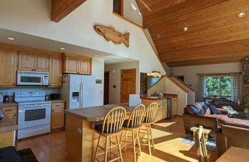 Ronald Cabina | Secluded Haven: Cabin w/beautiful mountain & lake views, hot tub & game room