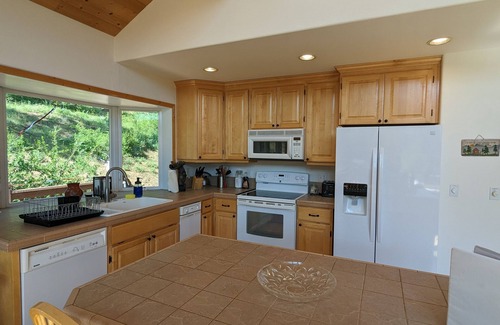 Ronald Cabina | Secluded Haven: Cabin w/beautiful mountain & lake views, hot tub & game room