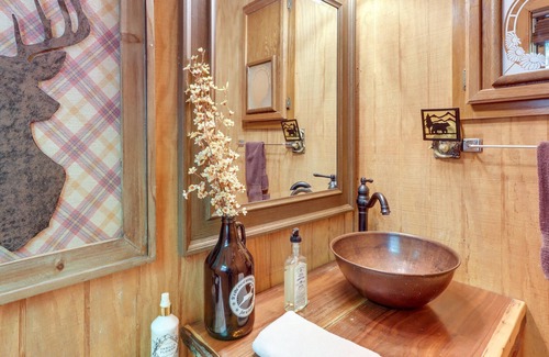 Hiawassee Cabina | Secluded Hiawassee Rental Cabin w/ Creek & Deck!