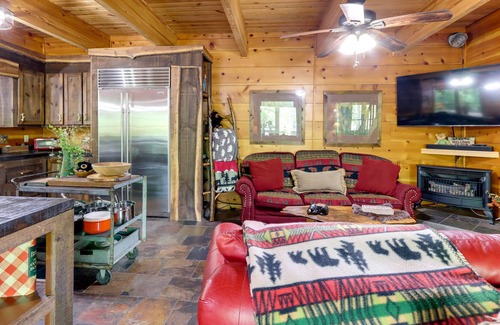Hiawassee Cabina | Secluded Hiawassee Rental Cabin w/ Creek & Deck!