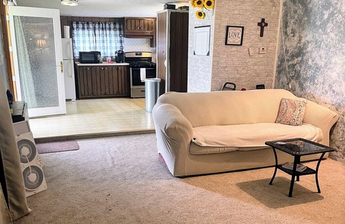 Hatley Casa | Secluded hideaway on 1 acre . Relax, hot tub, Wi-Fi. Pet friendly.