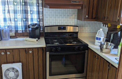 Hatley Casa | Secluded hideaway on 1 acre . Relax, hot tub, Wi-Fi. Pet friendly.