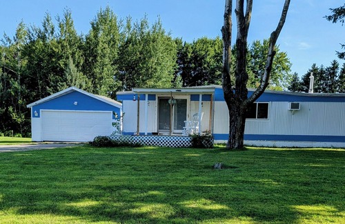 Hatley Casa | Secluded hideaway on 1 acre . Relax, hot tub, Wi-Fi. Pet friendly.