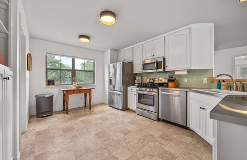 Henly Casa | Secluded Hill Country Retreat | Family & Pet-Friendly