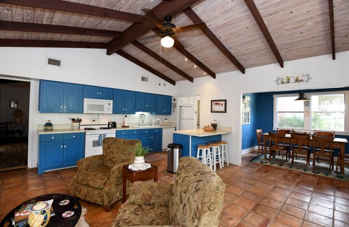 Vanderpool Casa | Secluded hilltop cabin, Lost Maples Park, private river access, hot tub & peace!