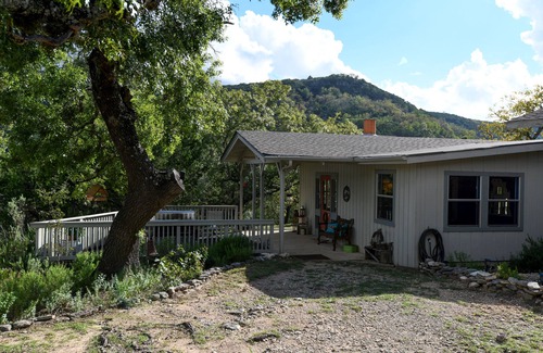Vanderpool Casa | Secluded hilltop cabin, Lost Maples Park, private river access, hot tub & peace!