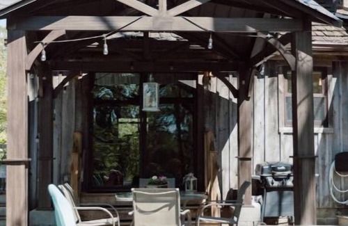 Charlestown Cabina | Secluded Historic Cabin Summer Camp Style Retreat!