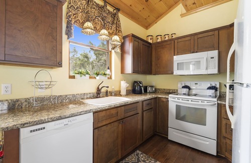 Blue Eye Casa | Secluded Home- Mountain Estate with Stunning Lake Views & Cleared Trail to water!