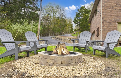 Blue Eye Casa | Secluded Home- Mountain Estate with Stunning Lake Views & Cleared Trail to water!