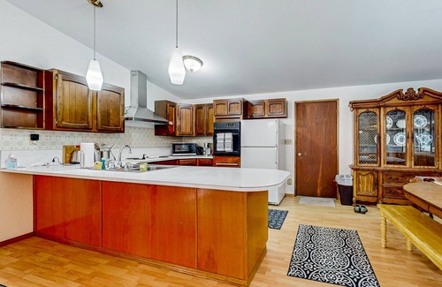 Woodinville Casa | Secluded home near downtown Woodinville with large wraparound deck & grill