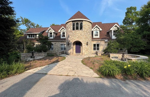 Baileys Harbor Villa | Secluded home on Lake Michigan. Perfect for families and groups. Pet friendly.