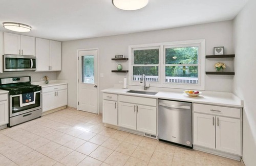 Libertyville Casa | Secluded Home W/ Large Deck for Family Gatherings