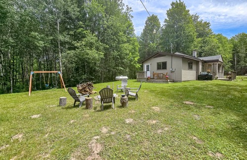 Honor Casa | Secluded Home with Firepit, Gas Grill, WIFI, WFH Station & Private W/D