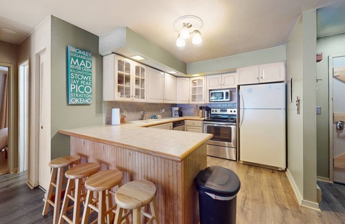 Mendon Condominio | Secluded home with gas fireplace, patio, pool, athletic courts, & laundry room