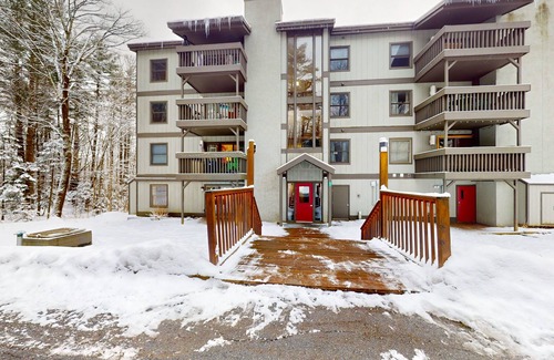 Mendon Condominio | Secluded home with gas fireplace, patio, pool, athletic courts, & laundry room