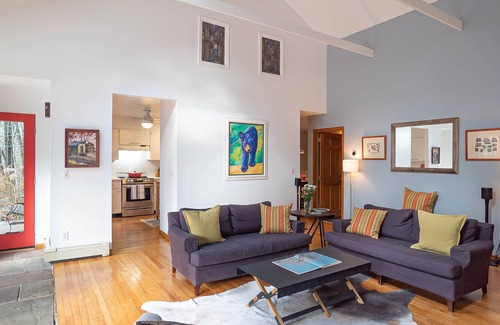Stone Ridge Casa | Casa contemporánea aislada con plano de la sala de estar abierta
