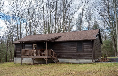 Mt Lookout Casa | Secluded-Hot Tub-Fire Pit-Fiber internet-Near the Gorge & Parks-Pet Friendly