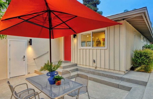 La Jolla Shores Cabaña | La Jolla Shores está impecablemente renovada a mediados del siglo moderno, a pasos de la playa.