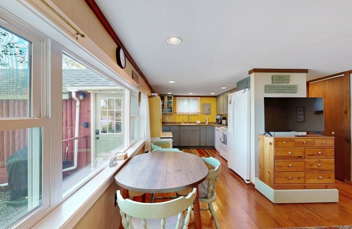 Ellsworth Cabaña | Secluded lakefront cottage great views, dock & boat launch
