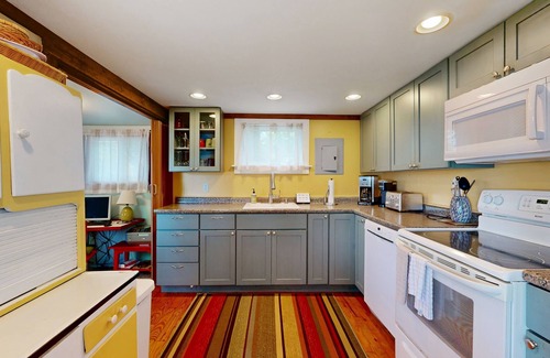 Ellsworth Cabaña | Secluded lakefront cottage great views, dock & boat launch