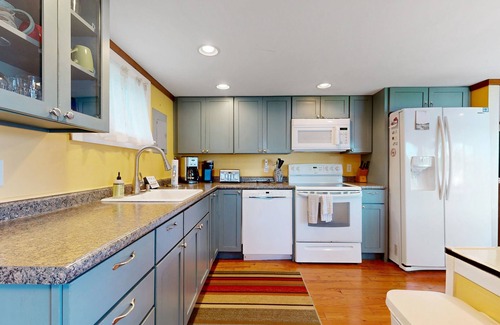 Ellsworth Cabaña | Secluded lakefront cottage great views, dock & boat launch